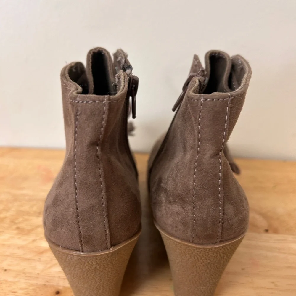 Mia Baylie Brown Suede Wedge Booties‎ with Lace-Up Detail size 7M
